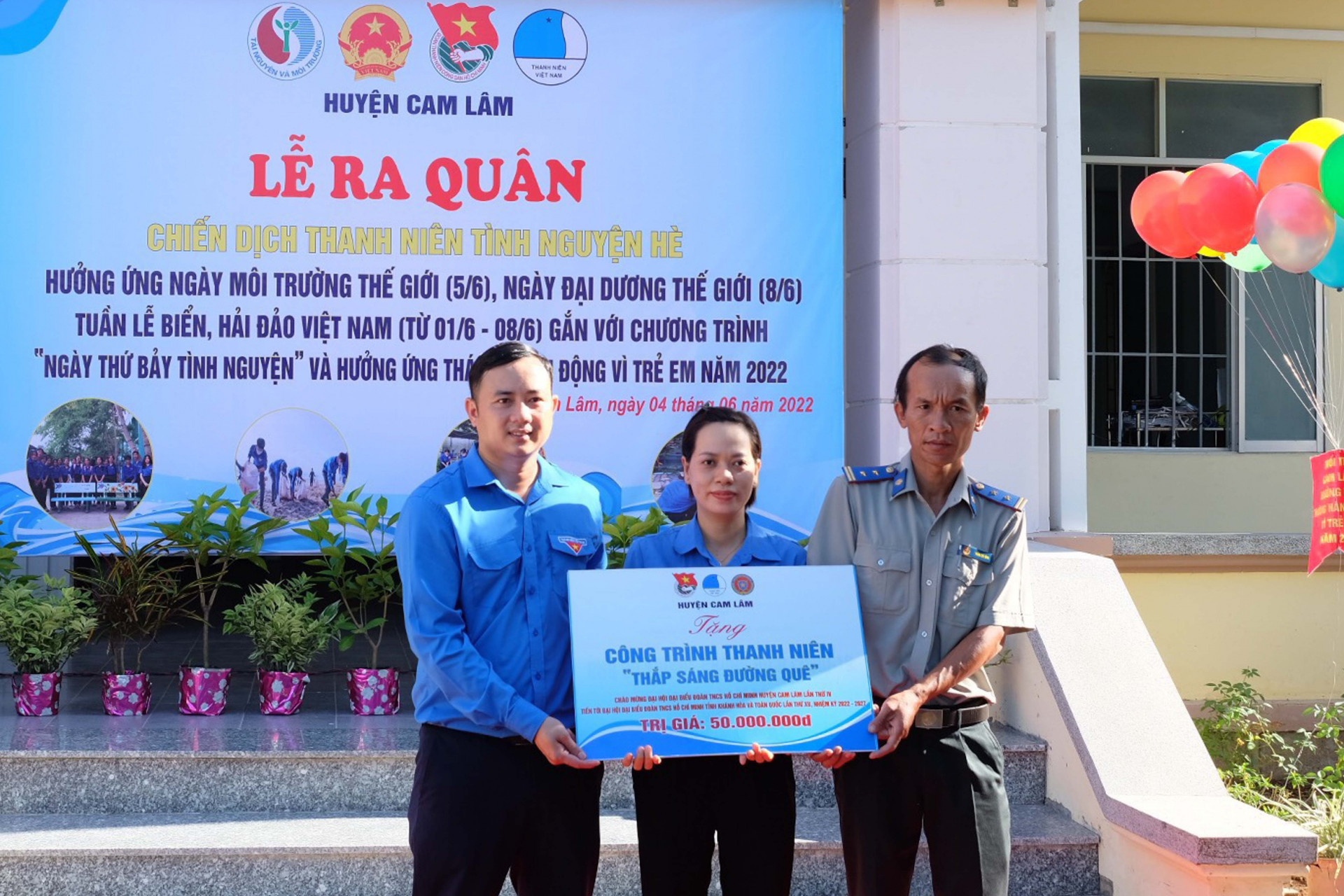 Huyện đoàn Cam Lâm trao biểu trưng công trình thanh niên Thắp sáng đường quê cho đại diện xã Cam Hải Tây