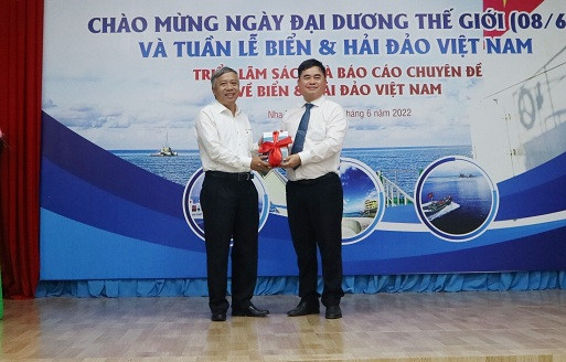 Dịp này, Nhà xuất bản Chính trị quốc gia Sự thật trao tặng khoảng 100 đầu sách cho Trường Đại học Nha Trang. 