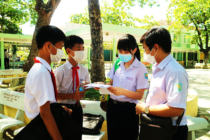 Thí sinh dự thi vào Trường THPT Nguyễn Văn Trỗi (Nha Trang) trao đổi sau buổi thi môn Tiếng Anh. 
