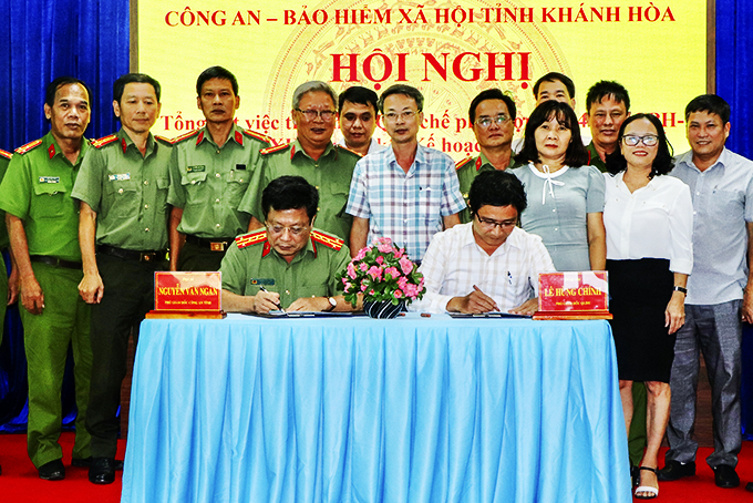 Lãnh đạo Bảo hiểm xã hội tỉnh và Công an tỉnh ký kết quy chế phối hợp. 