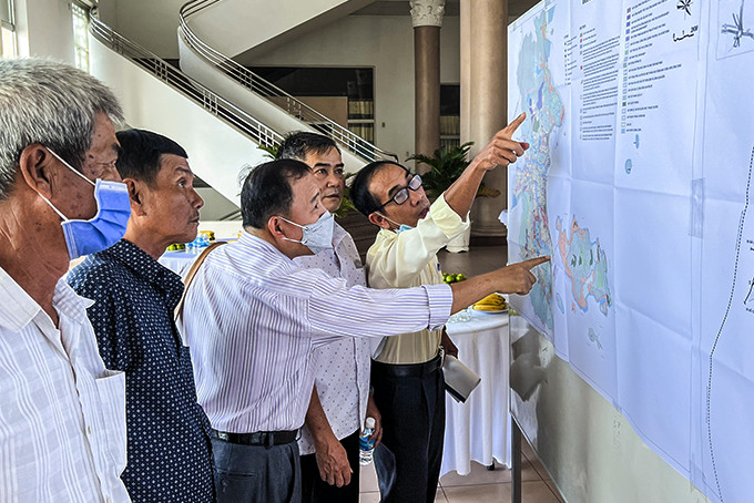 Người dân xem Đồ án quy hoạch chung TP. Nha Trang đến năm 2040 tại Trung tâm Hội nghị tỉnh. 