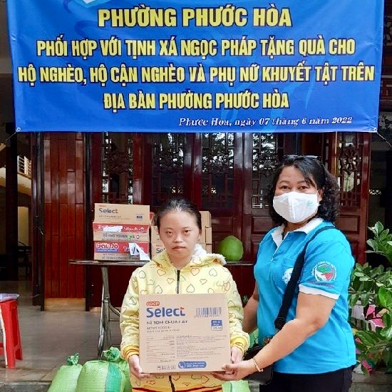 Trao quà cho người khuyết tật trên địa bàn phường