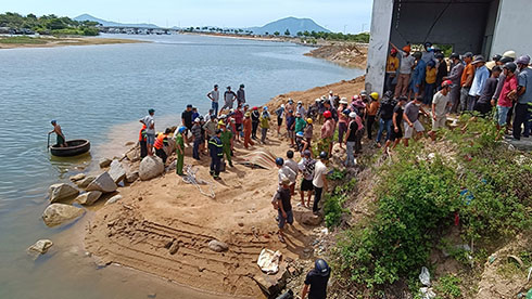 Phát hiện thi thể dưới chân cầu Hiền Lương