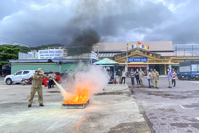 Tuyên truyền, bồi dưỡng nghiệp vụ cho Đội Phòng cháy, chữa cháy chợ Vĩnh Hải.