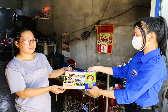 Đoàn viên, thanh niên tuyên truyền phòng, chống bệnh sốt xuất huyết  cho người dân xã Ninh Phước.