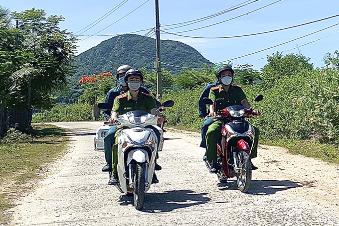 Công an xã Ninh Vân tuần tra cùng dân quân tự vệ.