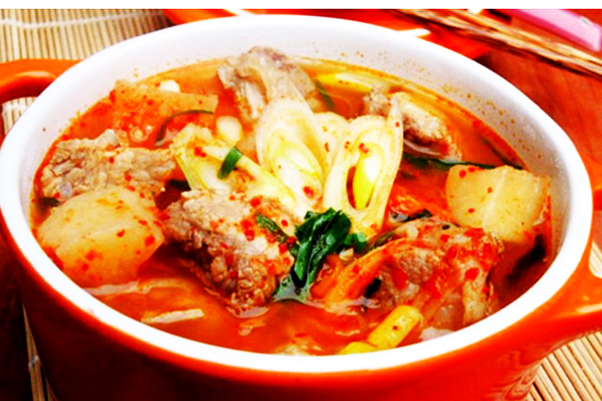 Giò heo hầm kim chi cay ngon hấp dẫn