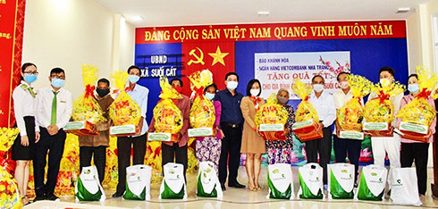 Vietcombank Nha Trang phối hợp với Báo Khánh Hòa tặng quà Tết cho gia đình chính sách xã Suối Cát, huyện Cam Lâm.