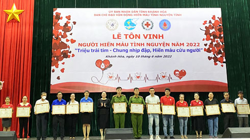 Bà Phạm Thị Xuân Trang - Phó Chủ tịch HĐND tỉnh trao bằng khen của UBND tỉnh cho các cá nhân.
