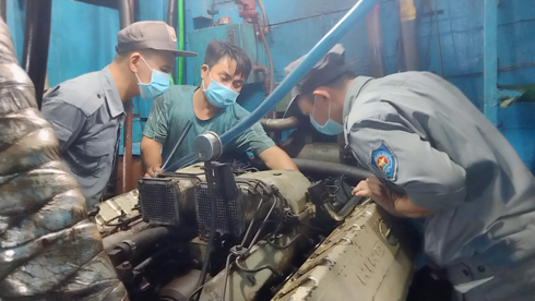 Tàu KN465, Chi đội Kiểm ngư số 4 lai kéo tàu cá BTh 99367 TS về bờ để sửa chữa