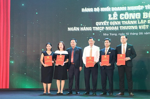 Đại diện Đảng ủy Khối doanh nghiệp tỉnh Khánh Hòa trao quyết định công bố thành lập Đảng bộ Ngân hàng TMCP Ngoại thương Việt Nam chi nhánh Nha Trang.