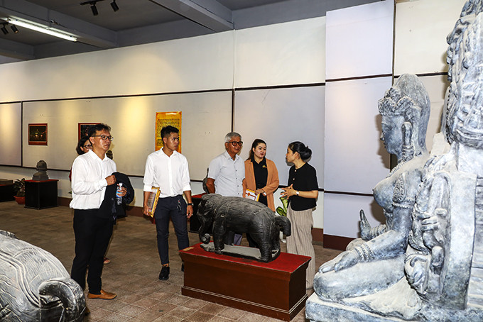 People visiting  "Cultural characteristics of Cham and Raglai peoples " exhibition