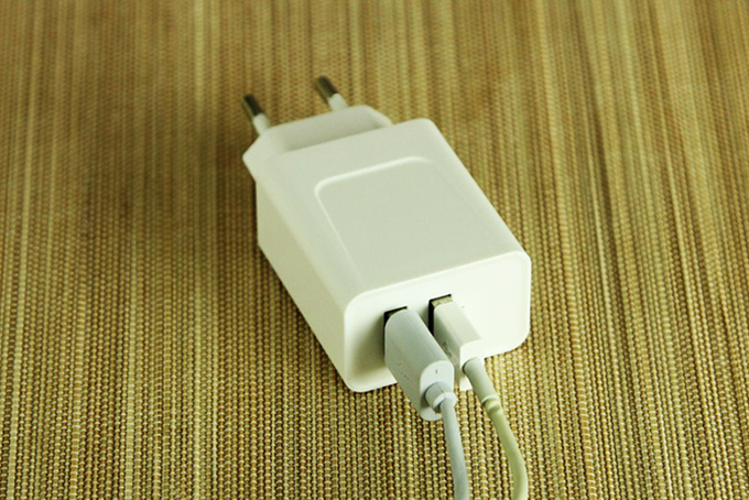 Khi sạc ᵭiện thoại di động, cắm và rút dây sao cho đúng?