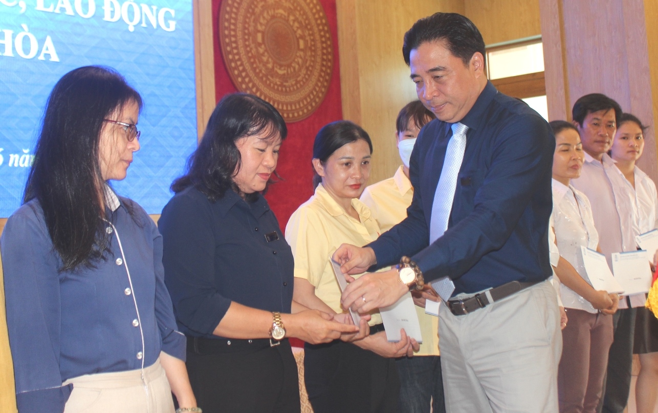 Ông Nguyễn Khắc Toàn trao hỗ trợ cho công nhân có hoàn cảnh khó khăn.