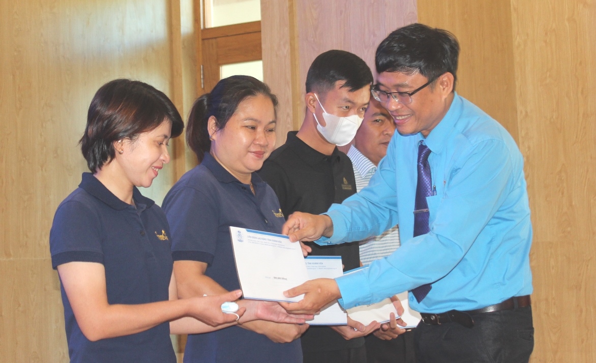 Ông Bùi Thanh Bình - Chủ tịch Liên đoàn Lao động tỉnh Khánh Hòa trao hỗ trợ cho công nhân.