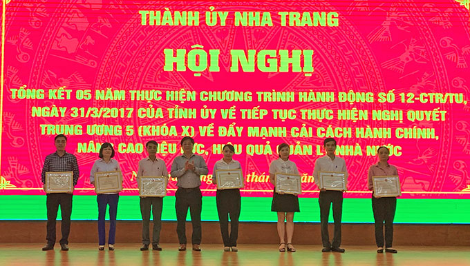 Ông Hồ Văn Mừng trao giấy khen của UBND thành phố cho các tập thể xuất sắc.