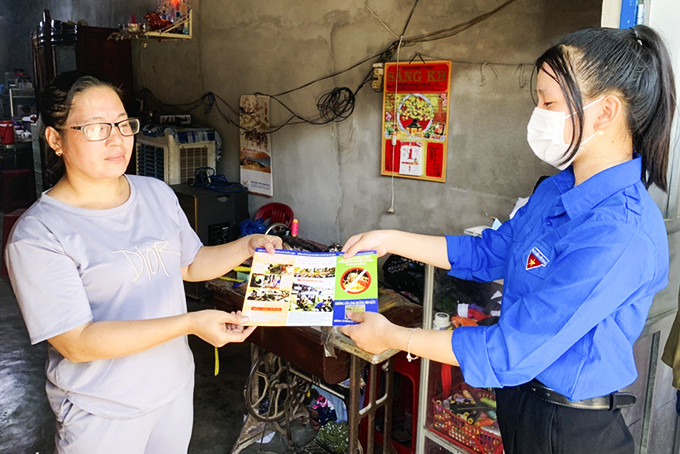 Đoàn viên, thanh niên xã Ninh Phước tuyên truyền phòng, chống dịch bệnh sốt xuất huyết.