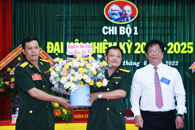 Đồng chí Hồ Văn Mừng - Ủy viên dự khuyết Trung ương Đảng, Bí thư Thành ủy Nha Trang tặng hoa chúc mừng Đại hội Chi bộ 1 (Đảng bộ Quân sự TP. Nha Trang).