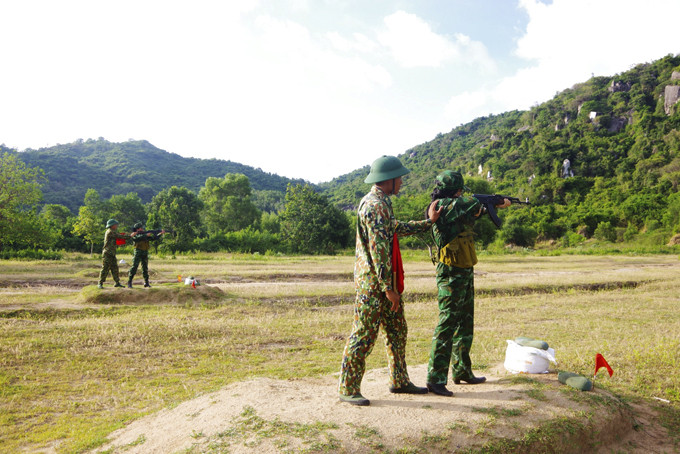Ngày 14-6, tại trường bắn Cam Thành Nam (TP. Cam Ranh), Bộ Chỉ huy Bộ đội Biên phòng tỉnh tổ chức kiểm tra bắn đạn thật năm 2022 cho cán bộ, chiến sĩ khối cơ quan Bộ Chỉ huy.