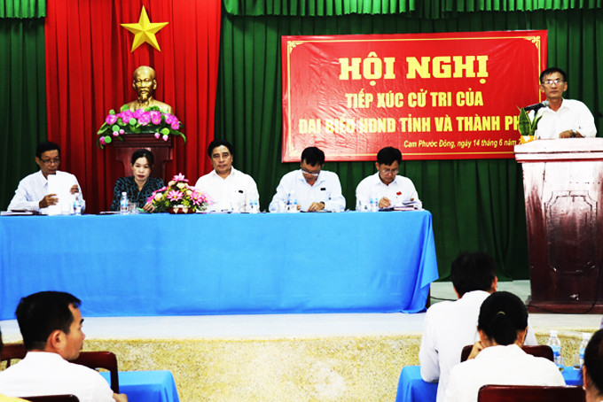 Ông Nguyễn Khắc Toàn tiếp xúc cử tri  tại UBND xã Cam Phước Đông.