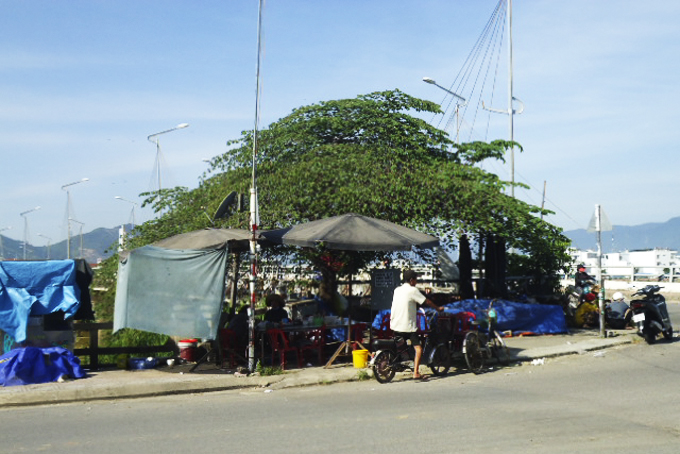 Buôn bán chiếm hành lang đi bộ