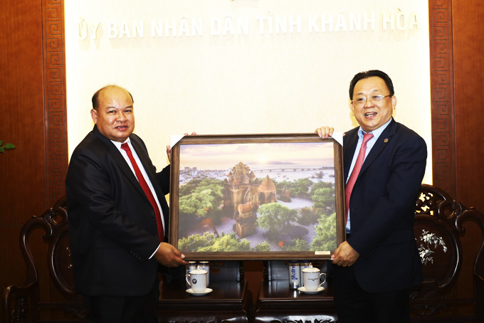 Ông Lê Hữu Hoàng tặng ảnh lưu niệm cho ông Phuvong Vongkhamsao