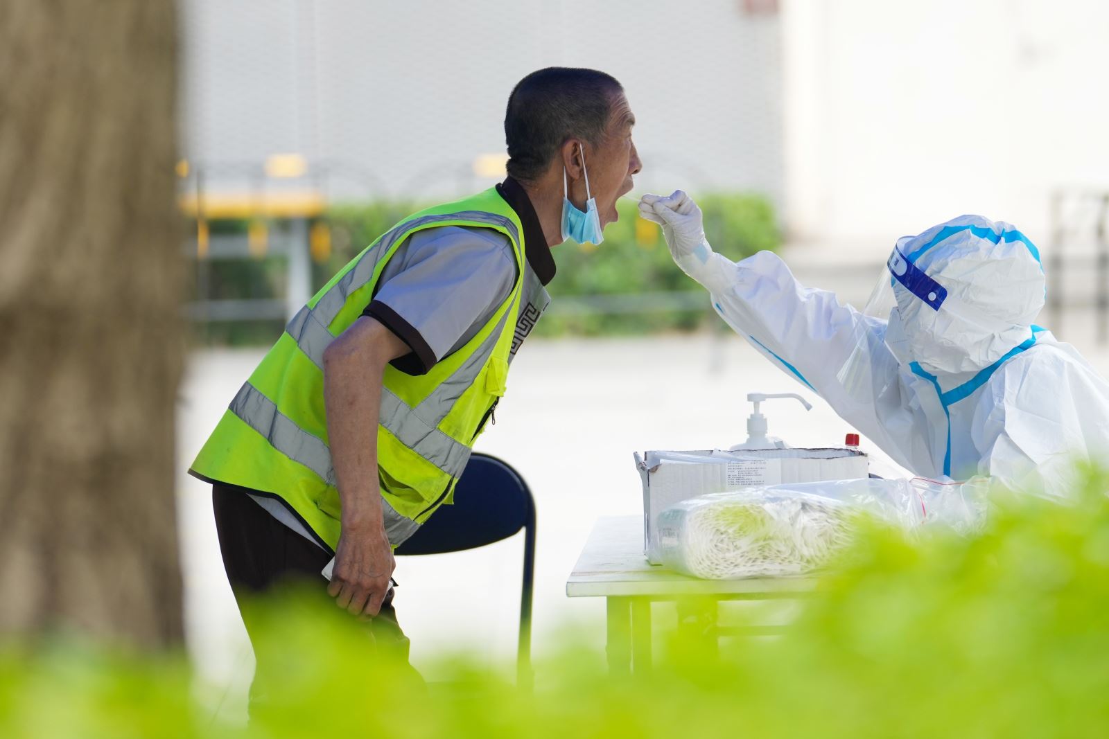 Trung Quốc: Bắc Kinh và Thượng Hải chật vật tìm cách 'thoát' COVID-19