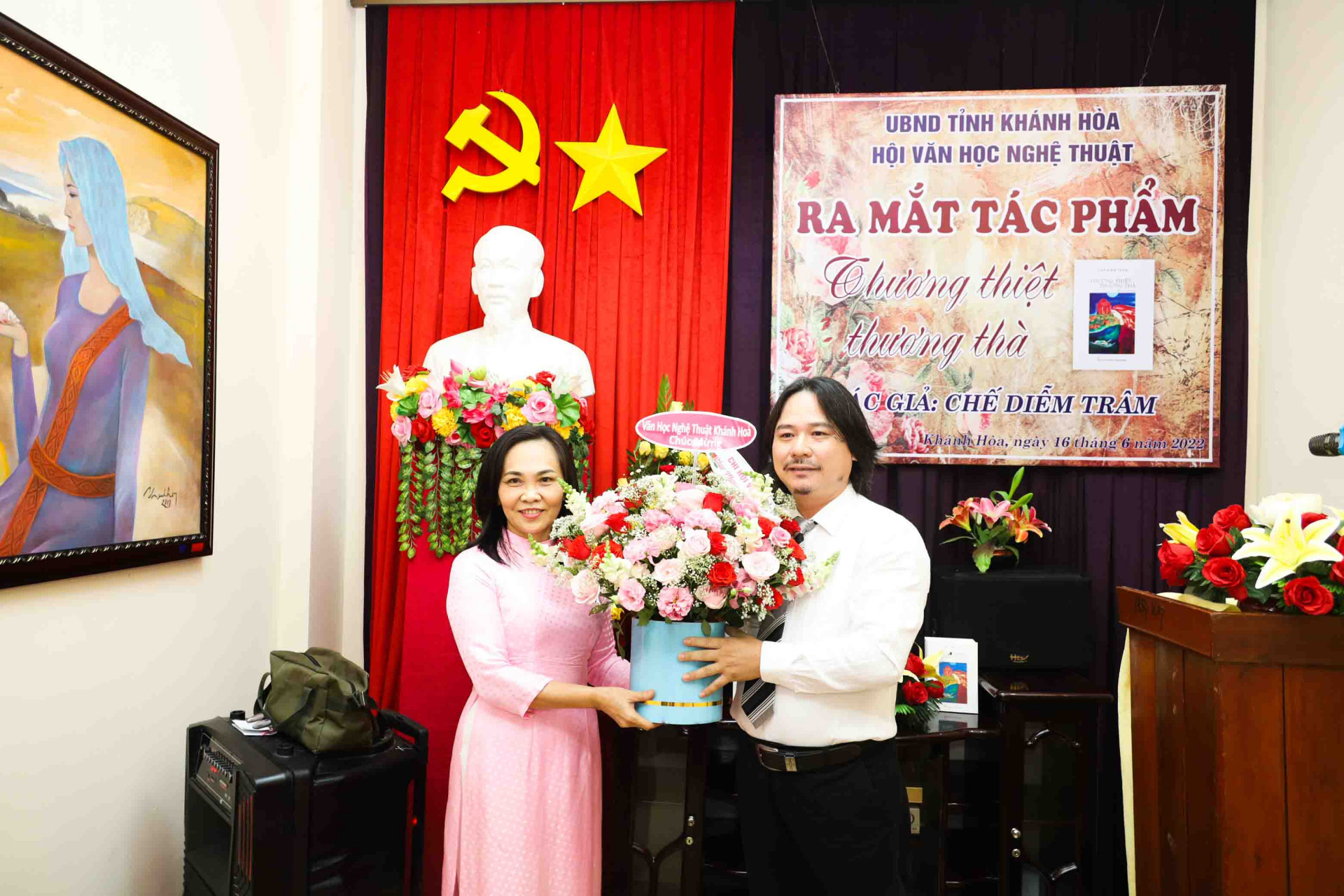 Lãnh đạo Hội Văn học Nghệ thuật tỉnh Khánh Hòa tặng hoa chúc mừng nữ tác giả Chế Diễm Trâm. 