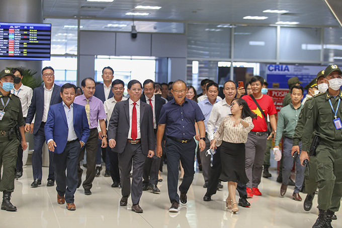 Ông Nguyễn Tấn Tuân đón huấn luyện viên Park Hang Seo tại sân bay Cam Ranh.