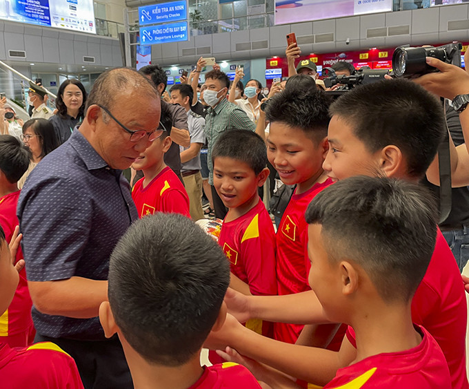 Các cầu thủ U11 Khánh Hòa nồng nhiệt chào đón ông thầy Park.