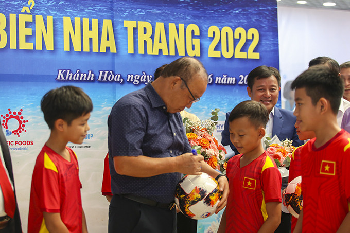 Vị thuyền trưởng tuyển Việt Nam ký tặng trên quả bóng cho các cầu thủ U11.