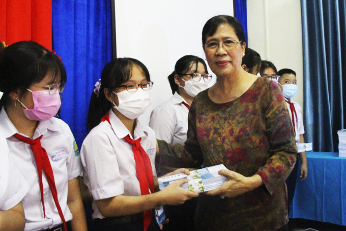 Lãnh đạo VASEP tặng quà cho học sinh Trường THCS Nguyễn Hiền.