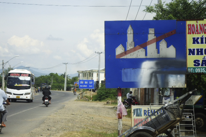 Biển báo bị sơn