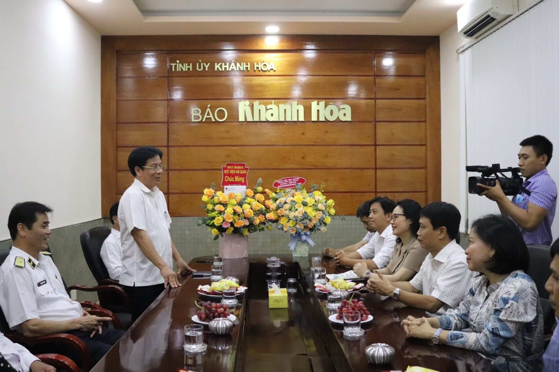 Ông Hồ Văn Mừng chúc mừng Báo Khánh Hòa nhân kỷ niệm 97 năm ngày Báo chí Cách mạng Việt Nam. 