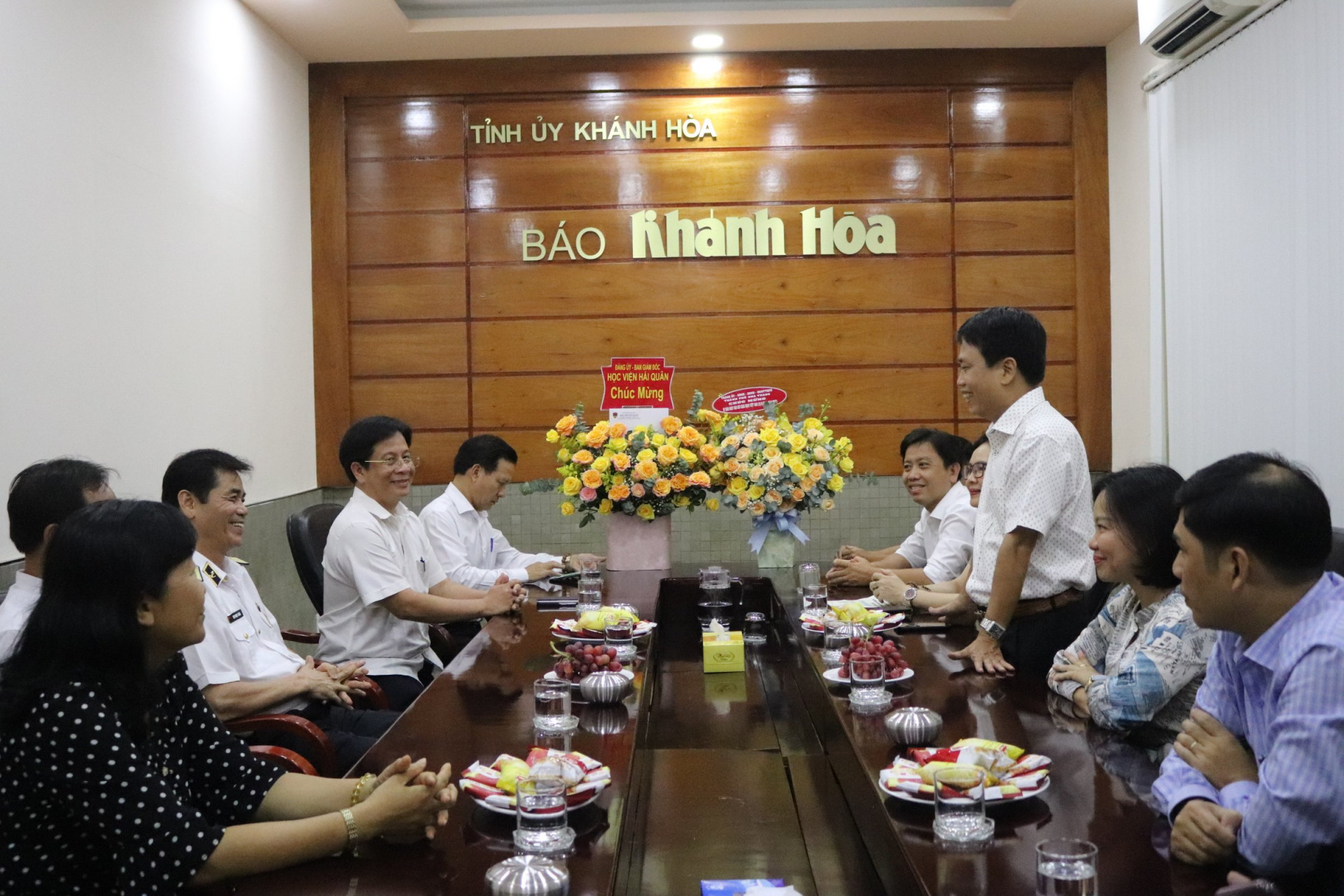 ông Trần Duy Hưng - Tổng Biên tập Báo Khánh Hòa cảm ơn các đơn vị đến thăm, chúc mừng Báo Khánh Hòa.
