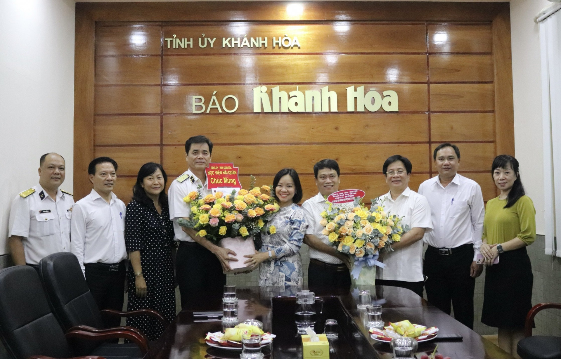 Lãnh đạo Thành ủy Nha Trang và Học viện Hải quân tặng hoa chúc mừng Báo Khánh Hòa nhân kỷ niệm 97 năm ngày Báo chí Cách mạng Việt Nam. 
