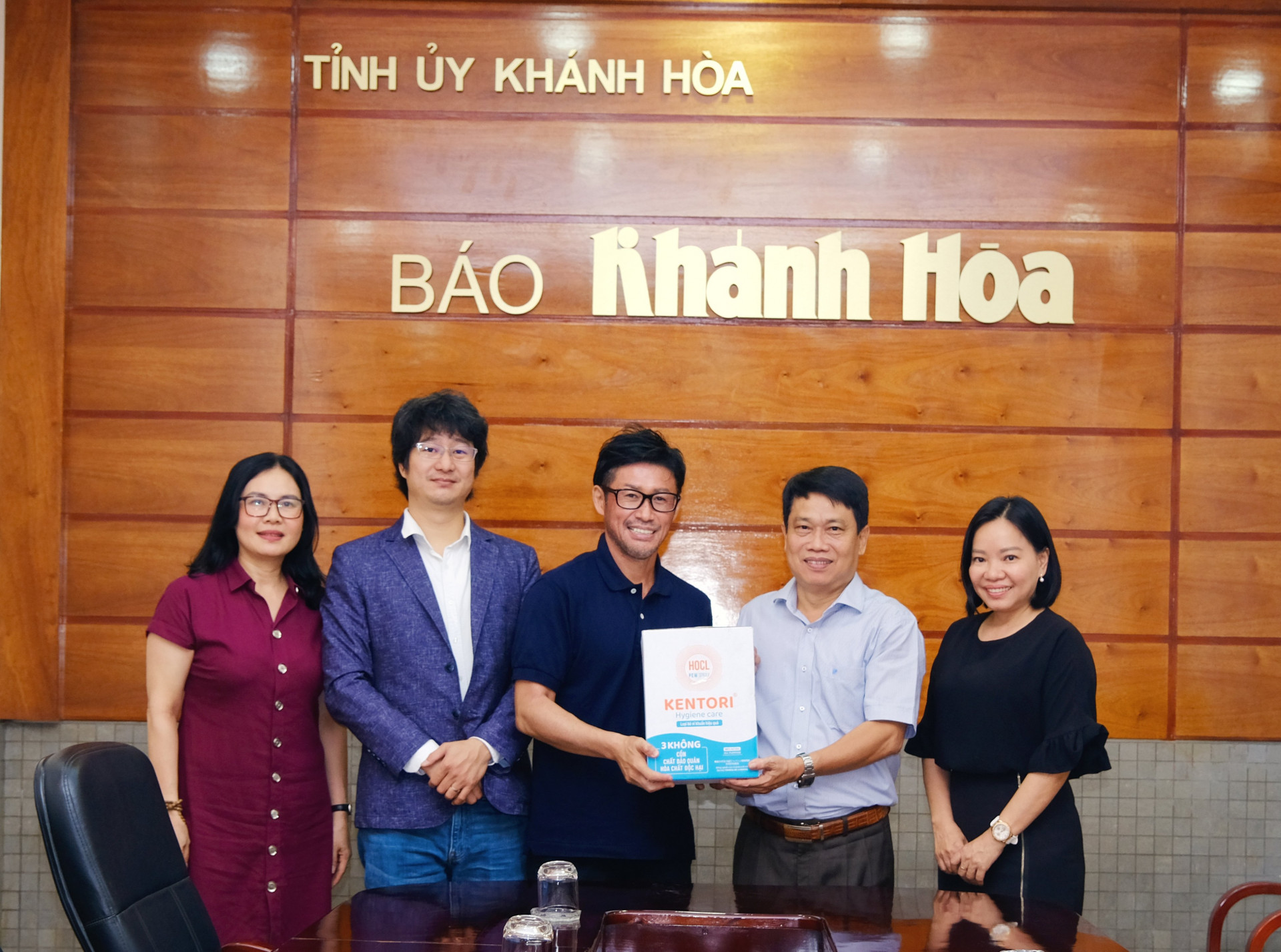 Đại diện Công ty Cổ phần Kentek Pharma thăm, tặng quà chúc mừng Báo Khánh Hòa.