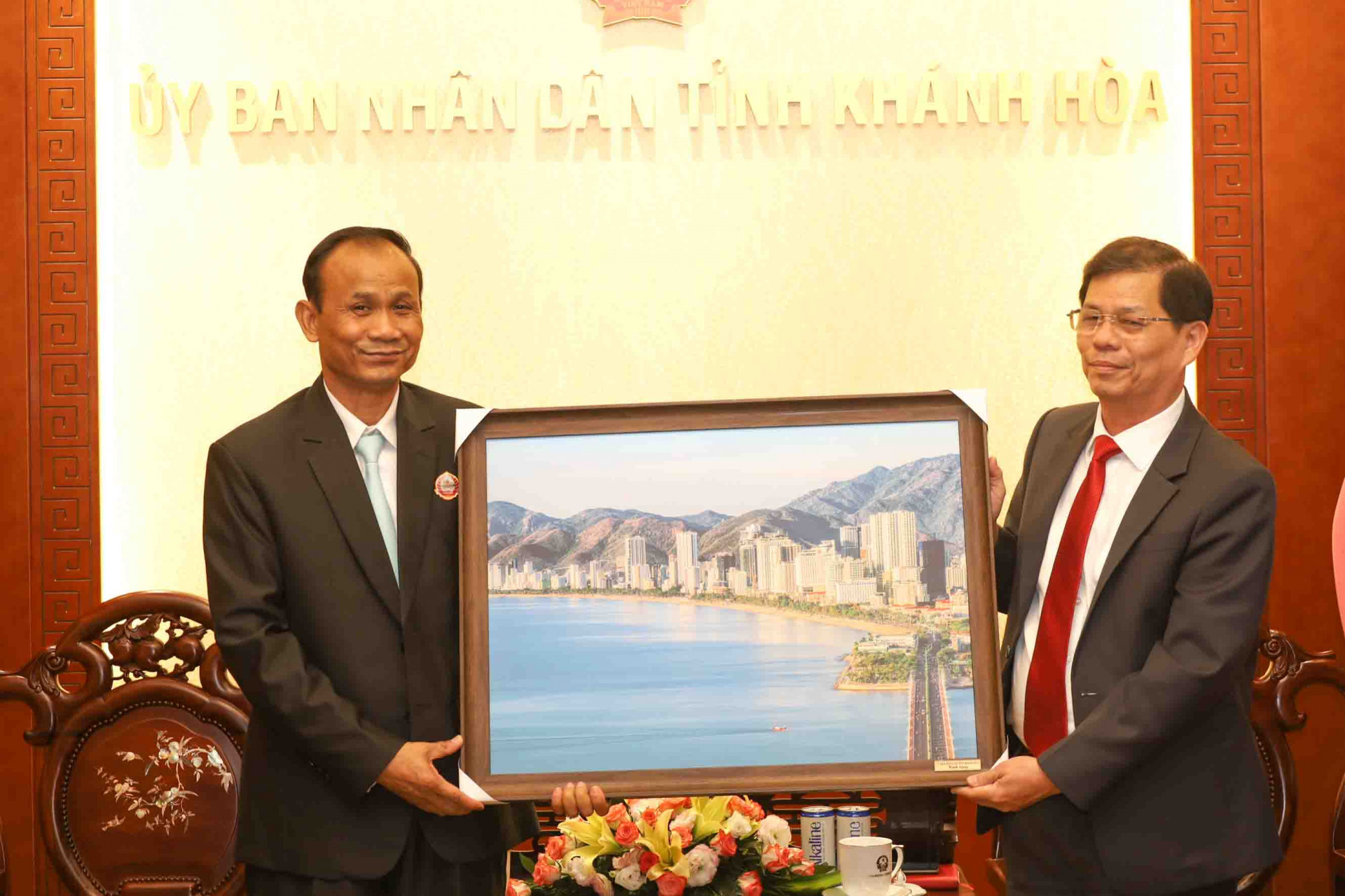 Ông Nguyễn Tấn Tuân tặng ông Svay Sam Eang bức ảnh kỷ niệm. 