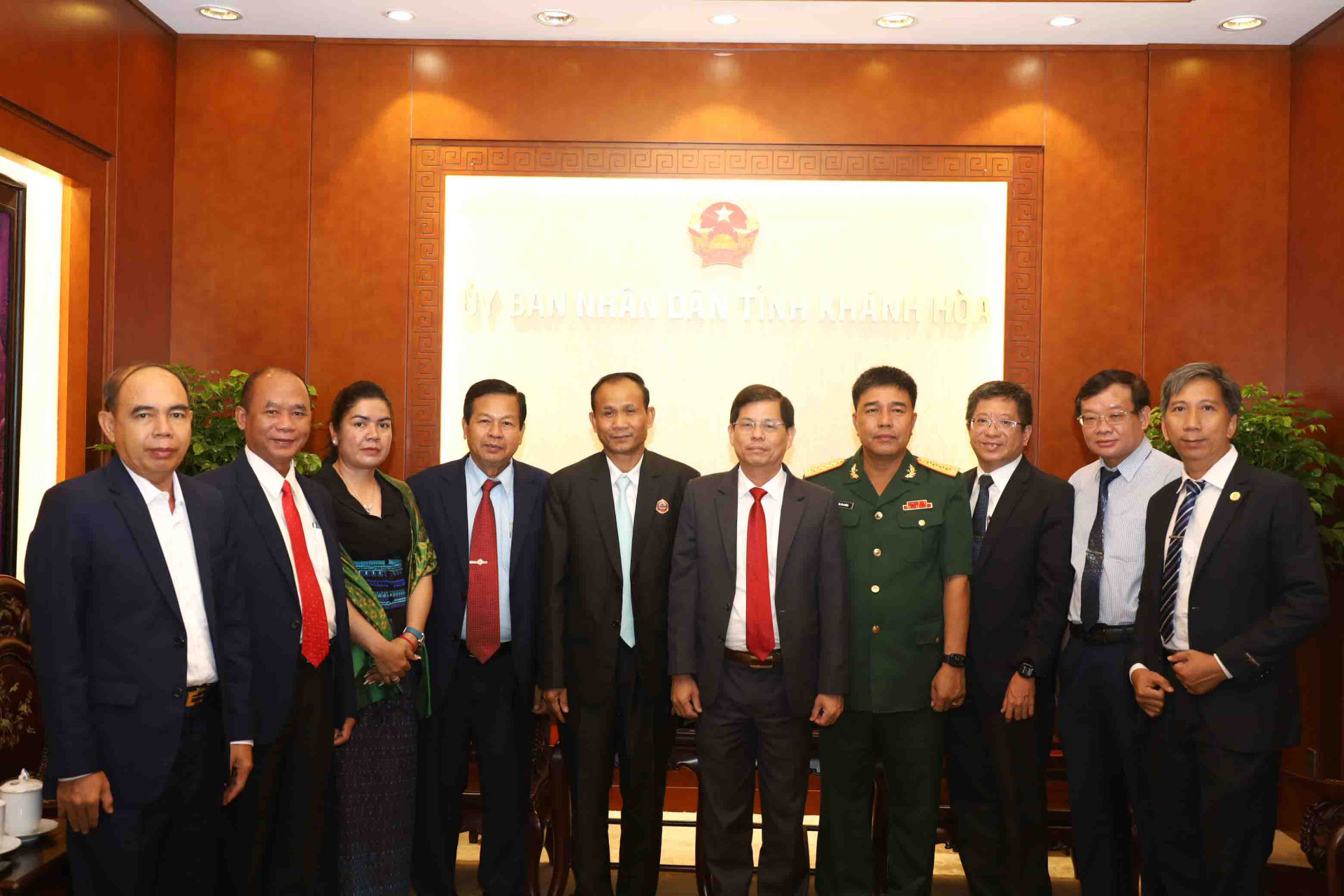 Ông Nguyễn Tấn Tuân chụp hình lưu niệm với các thành viên đoàn công tác tỉnh Stung Treng. 