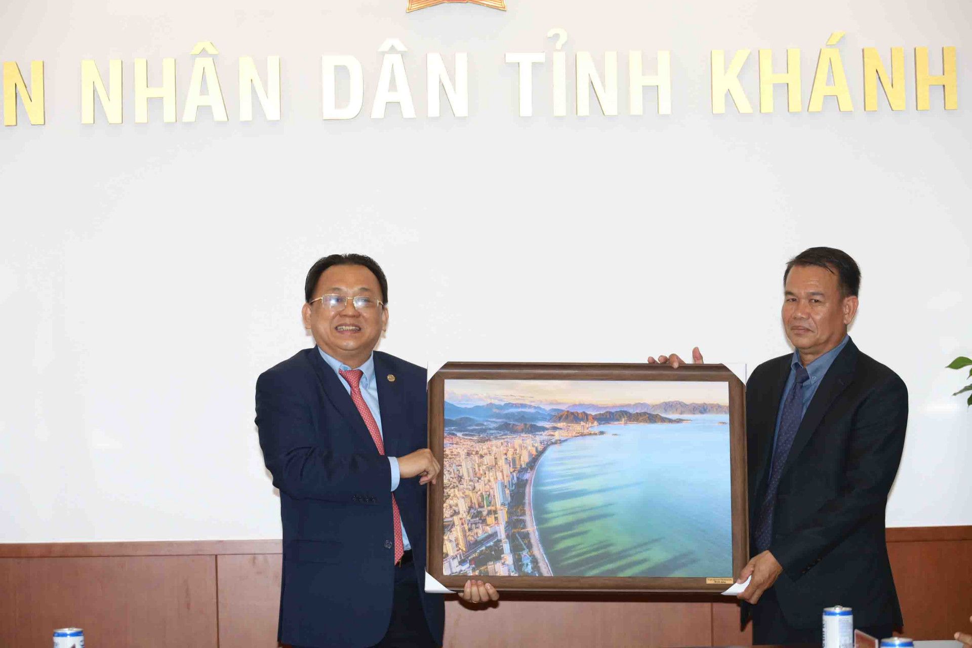 Ông Lê Hữu Hoàng tặng ông Som Bouttakoun bức ảnh kỷ niệm. 