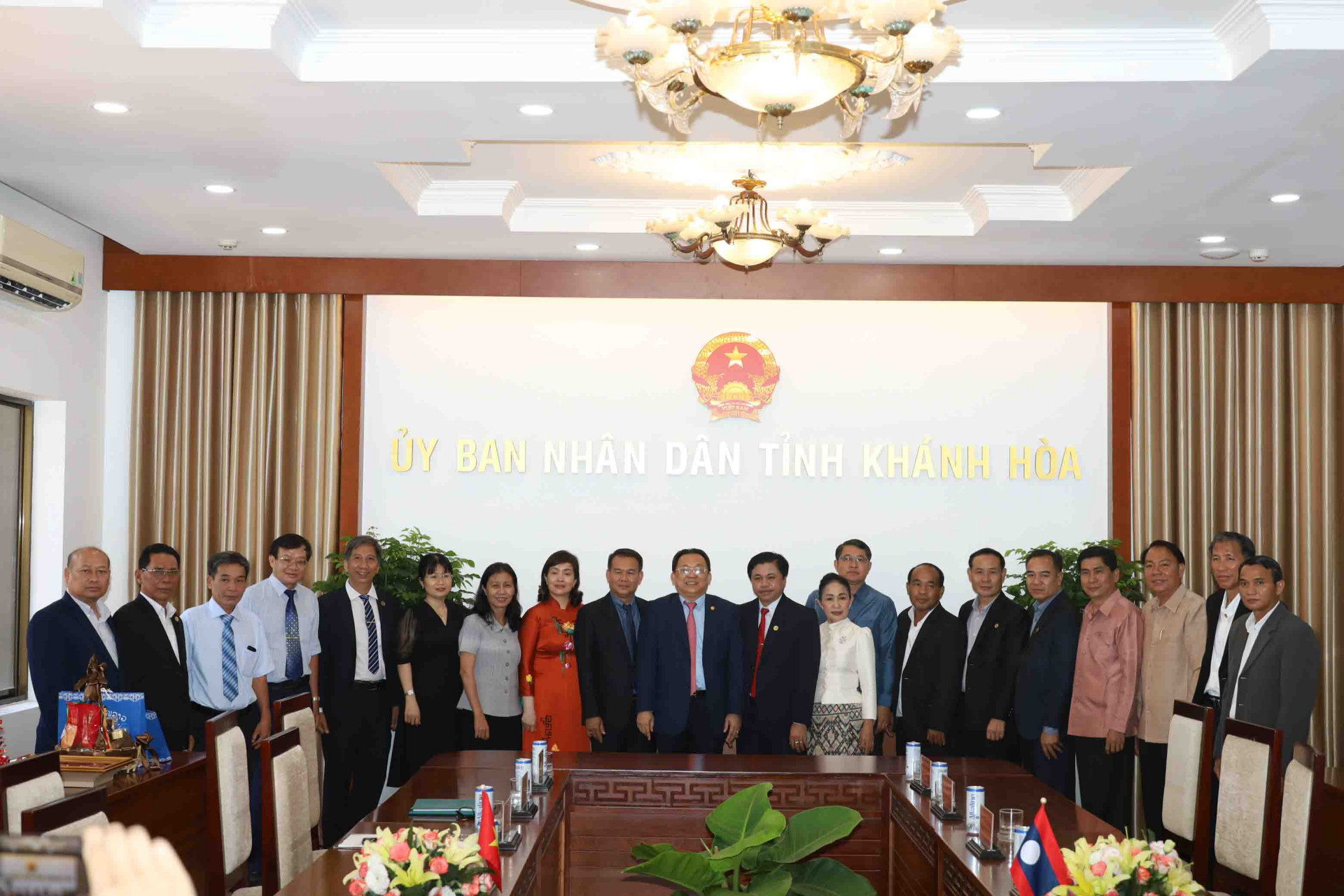 Ông Lê Hữu Hoàng chụp hình lưu niệm với các thành viên đoàn công tác 2 tỉnh Attapeu và Champasak.  