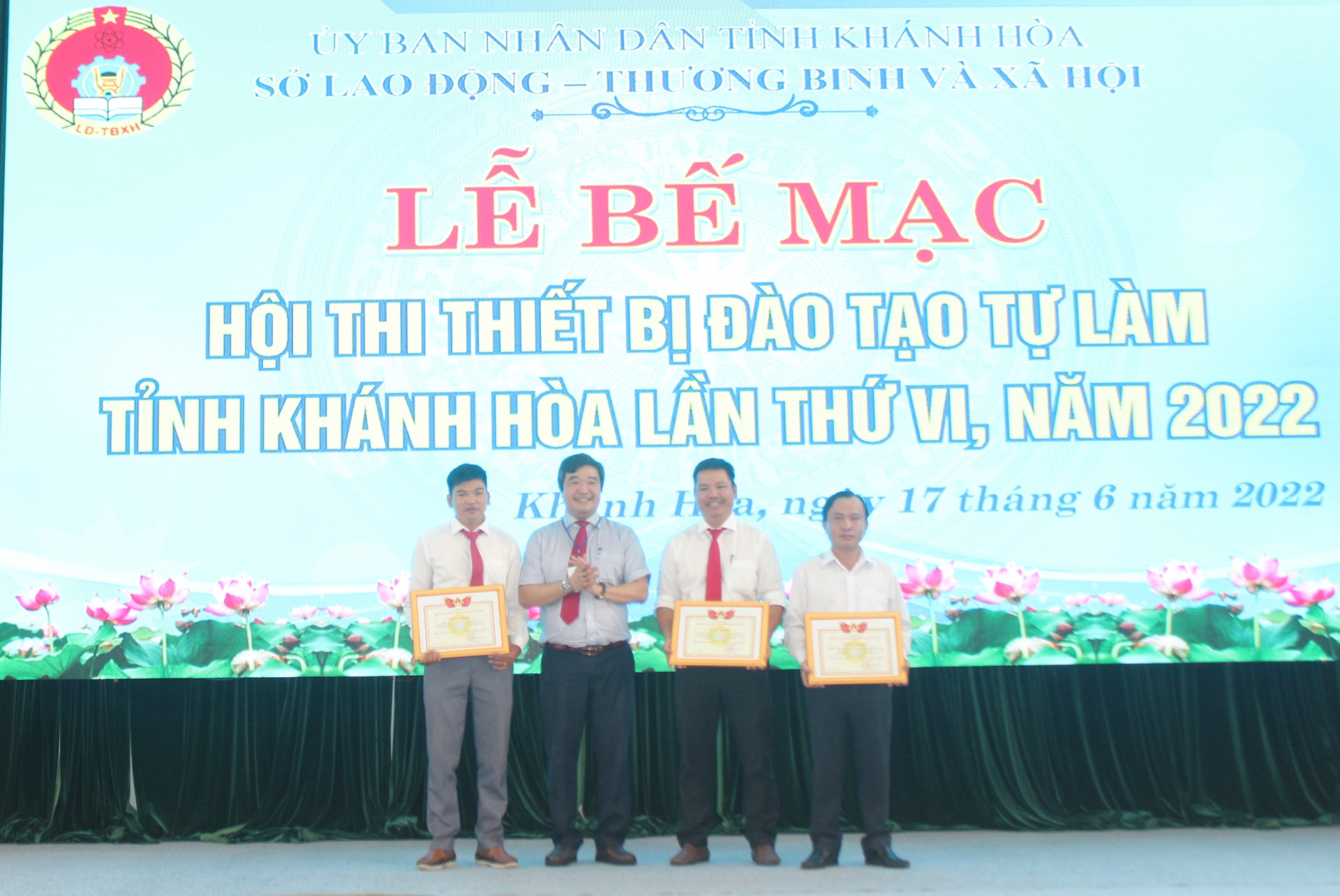 Lãnh đạo Sở Lao động – Thương binh và Xã hội trao giải Nhất cho các nhóm tác giả xuất sắc.