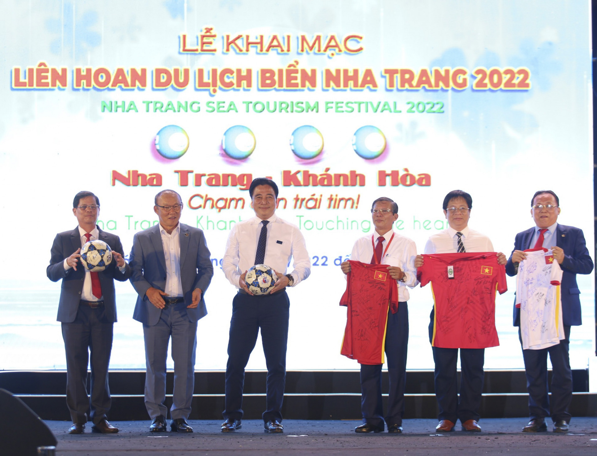 Coach Park Hang Seo presenting balls and football jerseys to leadership of Khanh Hoa Province