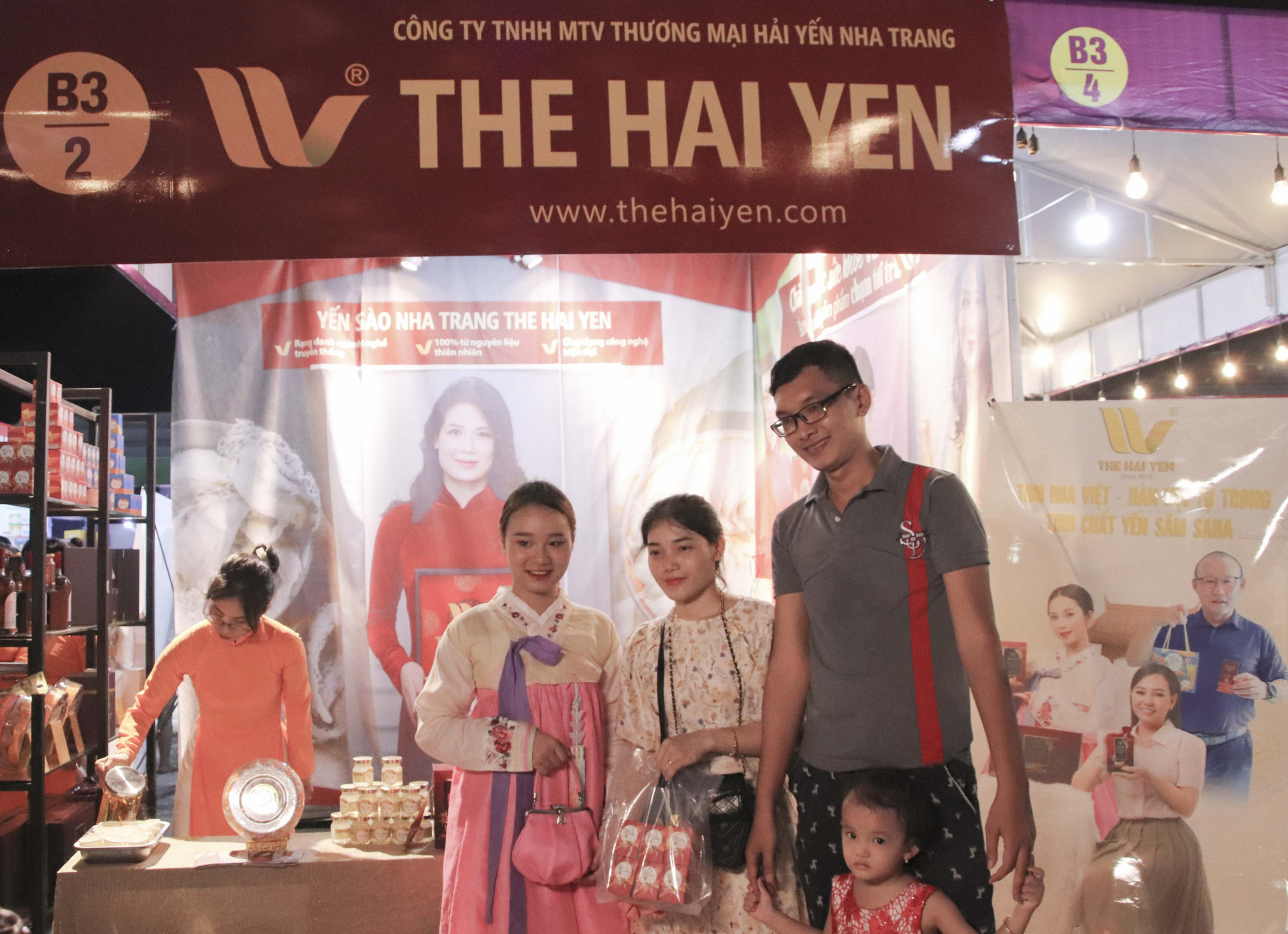 Tourists posing for photo at the stall of Hai Yen Nha Trang Trading Co., Ltd.