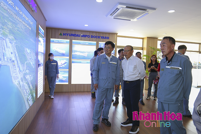 Huấn luyện viên Park Hang Seo đến thăm Công ty TNHH Đóng tàu Hyundai Việt Nam