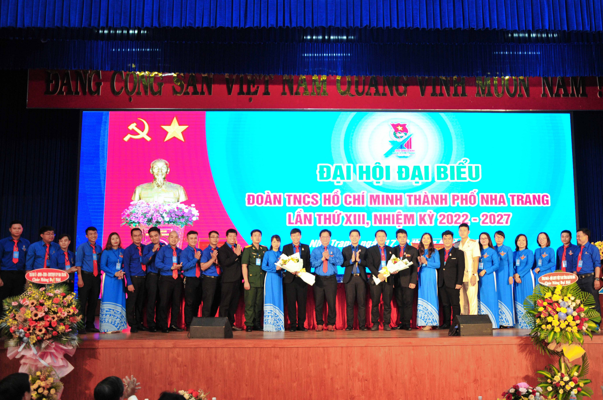 Các đại biểu tặng hoa chúc mừng Ban Chấp hành Thành đoàn Nha Trang khoá XIII