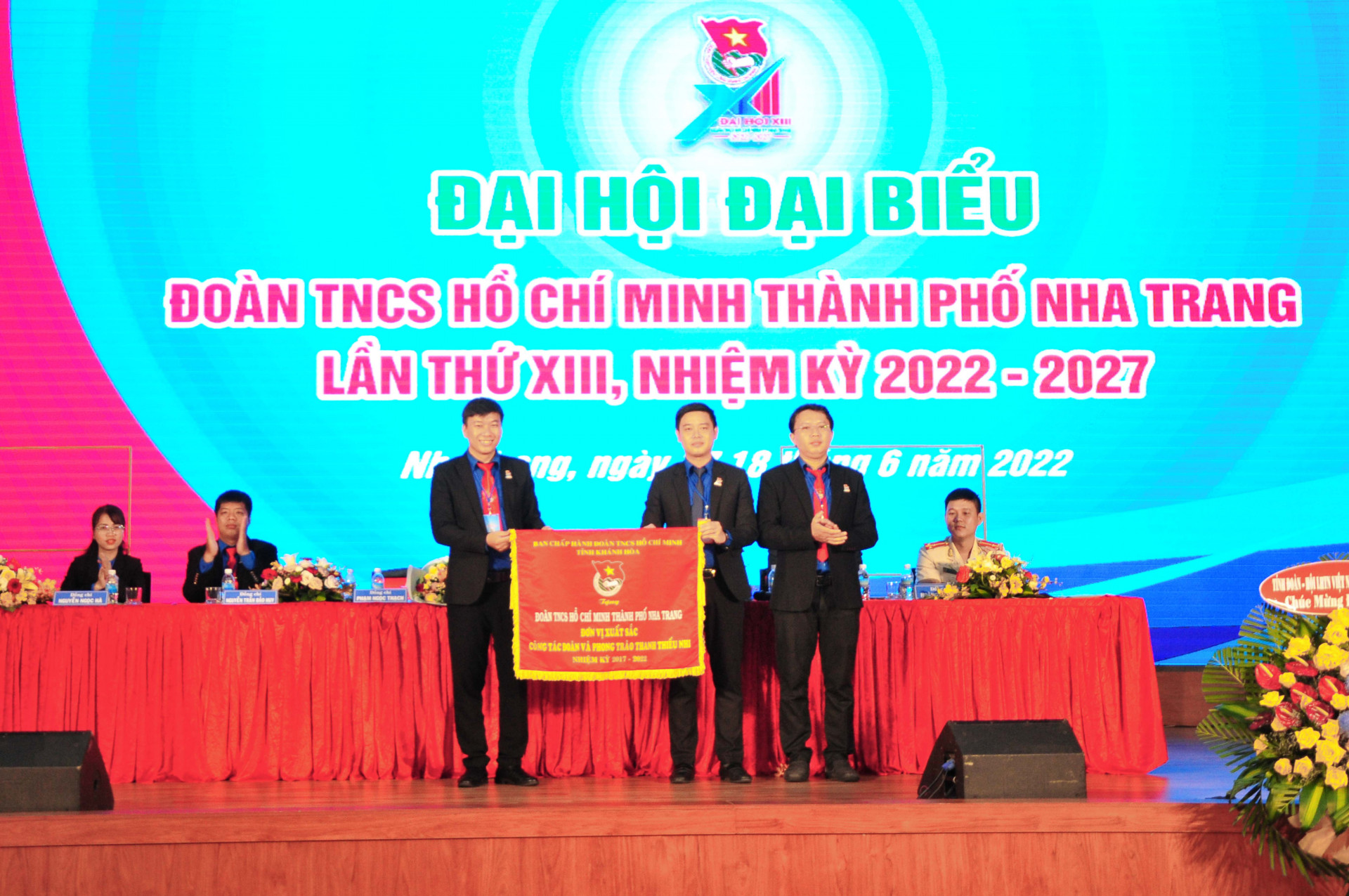 Tỉnh đoàn trao cờ thi đua xuất sắc nhiệm kỳ 2017 - 2022 cho Thành đoàn Nha Trang