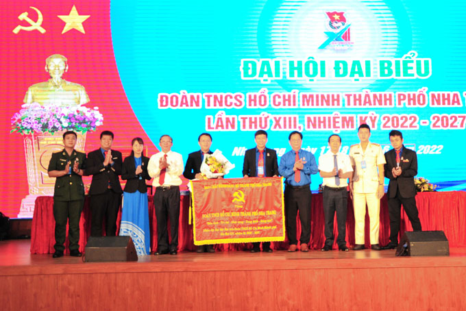 Thành ủy Nha Trang tặng đại hội bức trướng mang dòng chữ  &quot;Bản lĩnh - Trí tuệ - Khát vọng - Xung kích - Sáng tạo &quot;.
