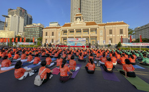 Over 1,200 people join mass yoga session in Nha Trang