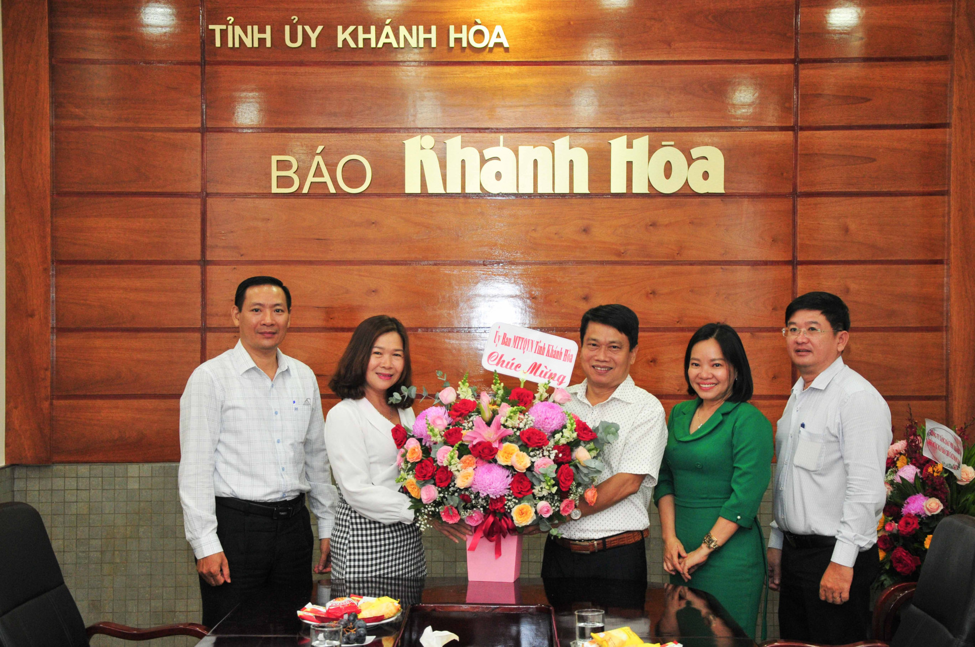 Lãnh đạo UBMTTQ Việt Nam tỉnh tặng hoa chúc mừng Báo Khánh Hoà